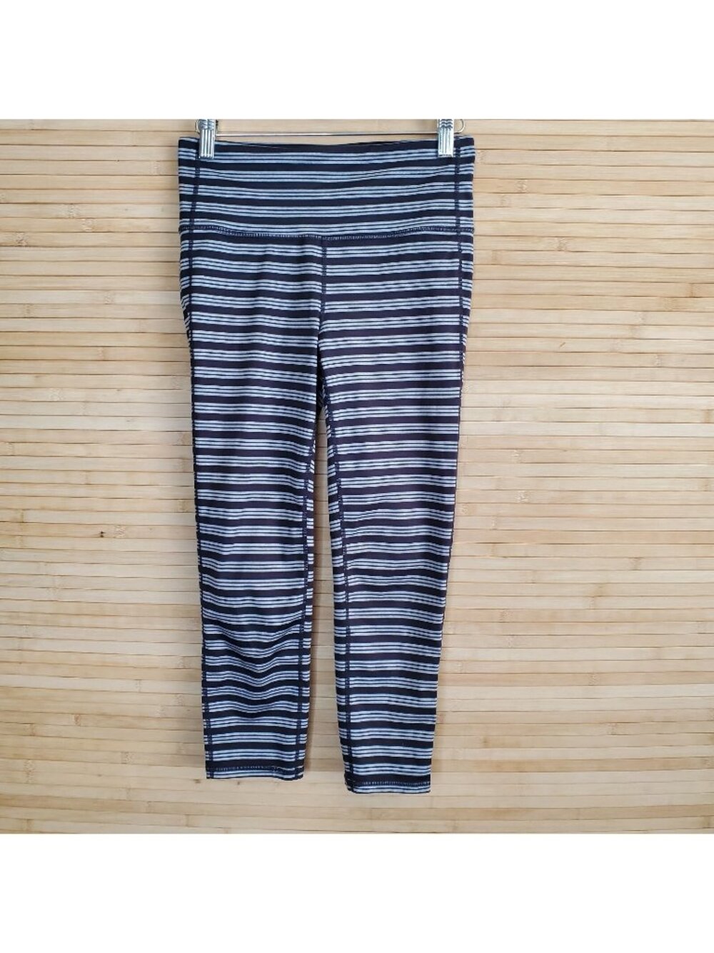 ATHLETA WOMEN sz S CROP LEGGINGS GREY BLACK STRIPED inside pocket